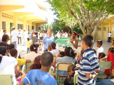 Helena Chapman coordinated health seminars to educate Los Alcarrizos community members about risks of vector-borne and water-related disease transmission in the Dominican Republic.