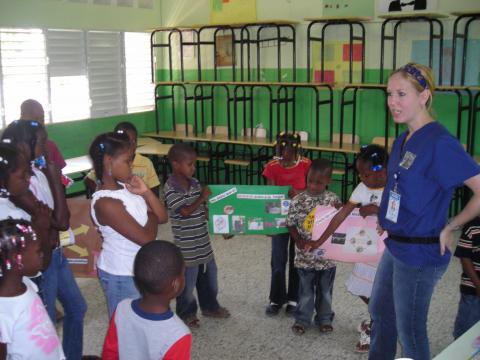 Helena Chapman organized interactive games and health discussions with children in the Villa Mella community about dengue transmission in the Dominican Republic. Photo credit: UNIBE