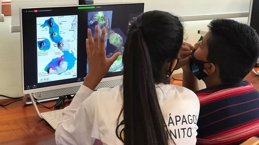 Pie de imagen: Estudiantes de Galápagos Infinito trabajando con datos de la NASA. Crédito: Galápagos Infinito