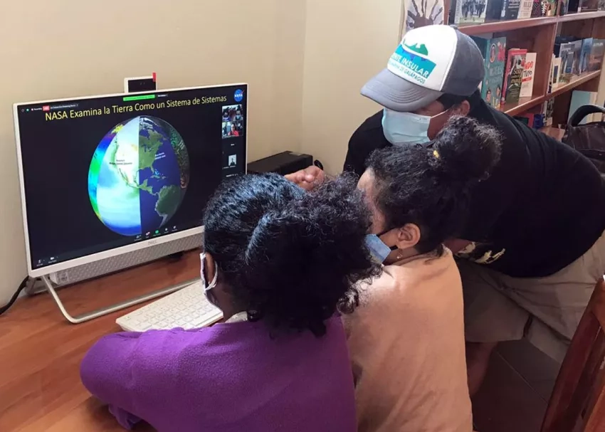 Pie de imagen: Estudiantes de Galápagos Infinito trabajando con datos de la NASA. Crédito: Galápagos Infinito