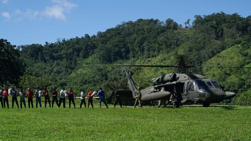 Members of an isolated community in eastern Honduras form a line to unload humanitarian food items from a UH-60 Black Hawk assigned to the 1-228th Aviation Regiment, Joint Task Force-Bravo, Nov. 28, 2020. JTF-B conducted aerial operations in Central America in response to Hurricanes Eta and Iota. Credit: U.S. Air Force/Tech. Sgt. Chris Drzazgowski 