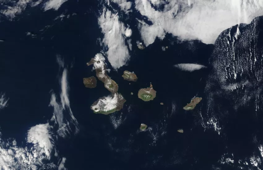 Pie de foto: Imagen satelital de las Islas Galápagos del 6 de enero, 2021, según lo observado por el satélite Terra de la NASA. Crédito: NASA Worldview.