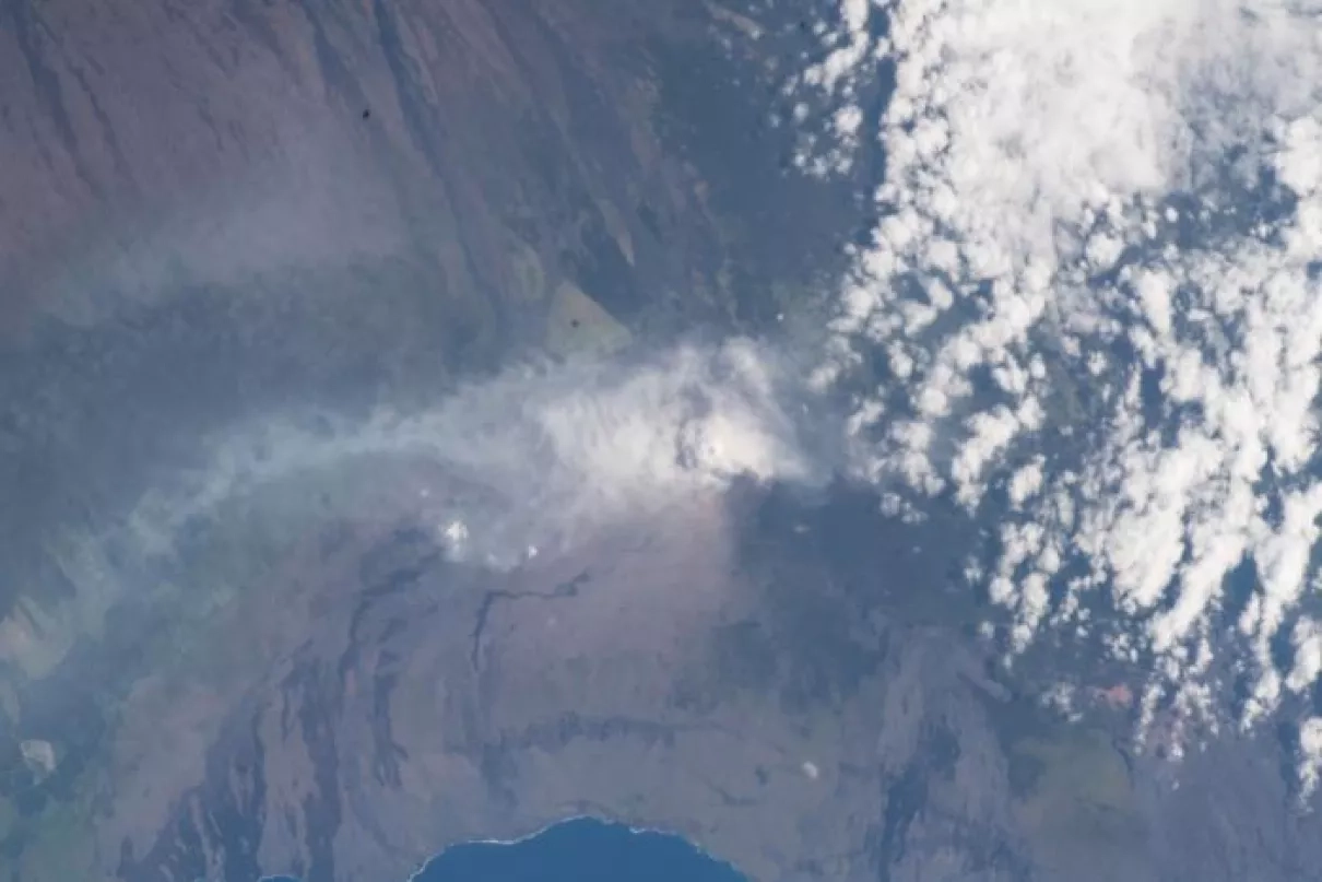 visible-wavelength (RGB) image taken from International Space Station of Kilauea eruptive activity.