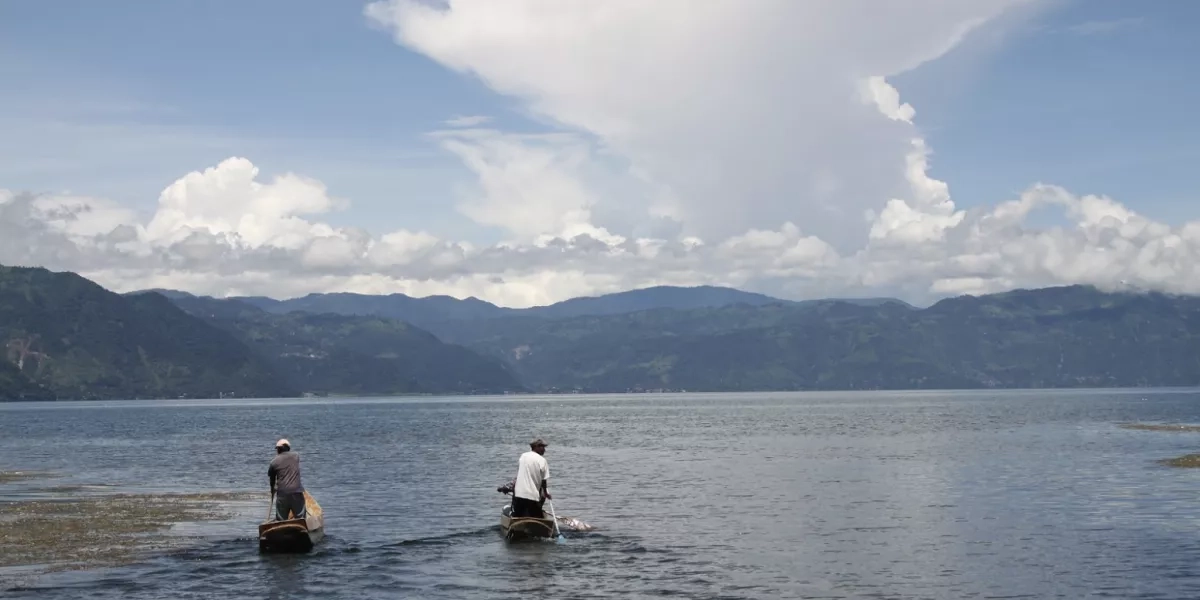 Manteniendo el lago Atitlán de Guatemala cristalino