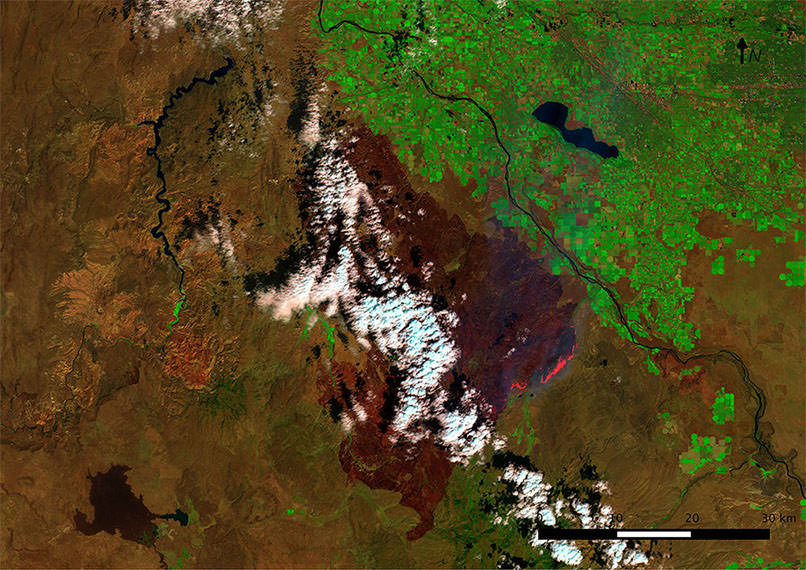 The edge of the 2015 Soda Fire is shown in red, with burn scar and smoke details. 