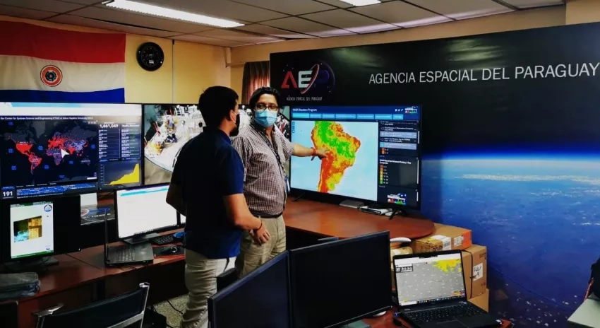 Director of the Paraguayan Space Agency, Dr. Alejandro Roman views NASA data that can be used to inform and support decision-making before, during and after fire events. Credit: Paraguayan Space Agency