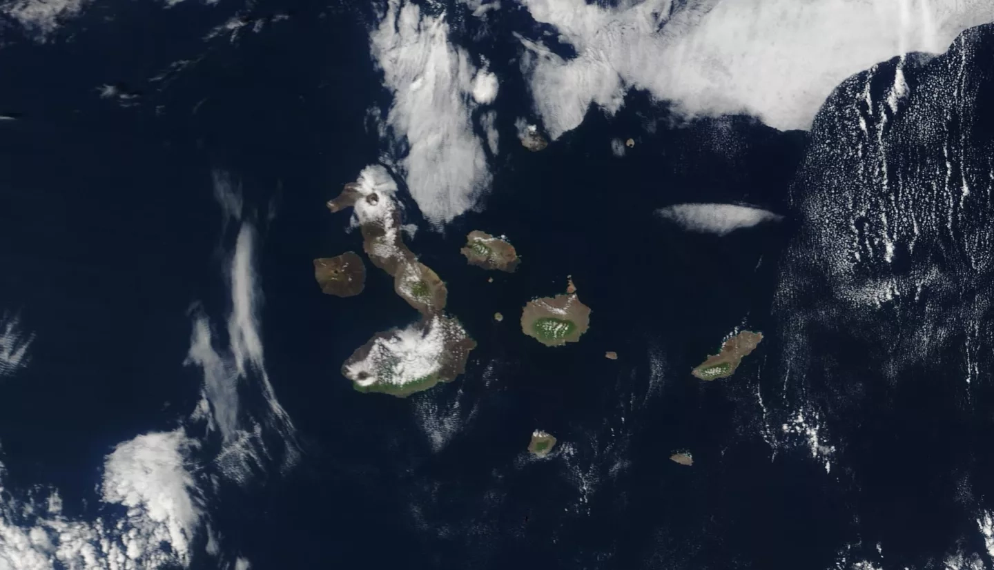 Pie de foto: Imagen satelital de las Islas Galápagos del 6 de enero, 2021, según lo observado por el satélite Terra de la NASA. Crédito: NASA Worldview.