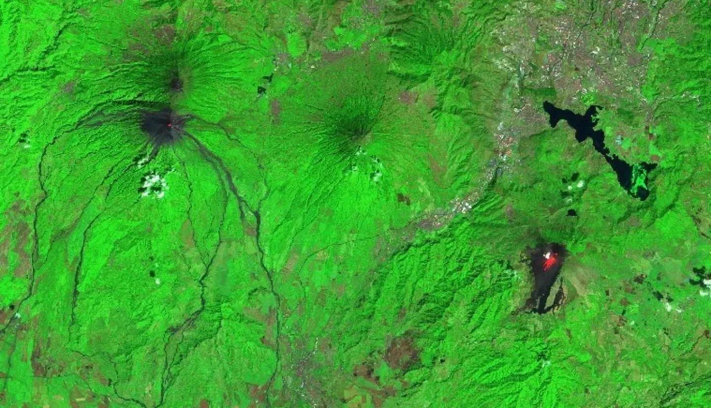 El satélite Sentinel-2 de la Agencia Espacial Europea (ESA) capturó esta imagen el 8 de febrero de 2021, mostrando el volcán Pacaya a la izquierda y el volcán de Fuego a la derecha, con la Ciudad de Guatemala en la parte superior derecha. La lava de los volcanes se puede ver en rojo. Créditos: NASA Worldview, Copyright:  contiene datos procesados de Sentinel-Copérnicus (2021) procesados por la ESA.
