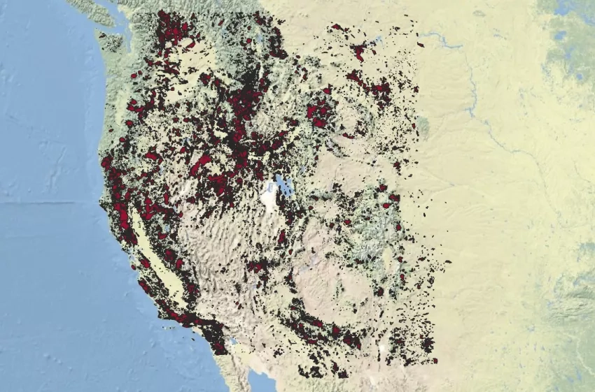 map of Western U.S. with red areas indicating fire area